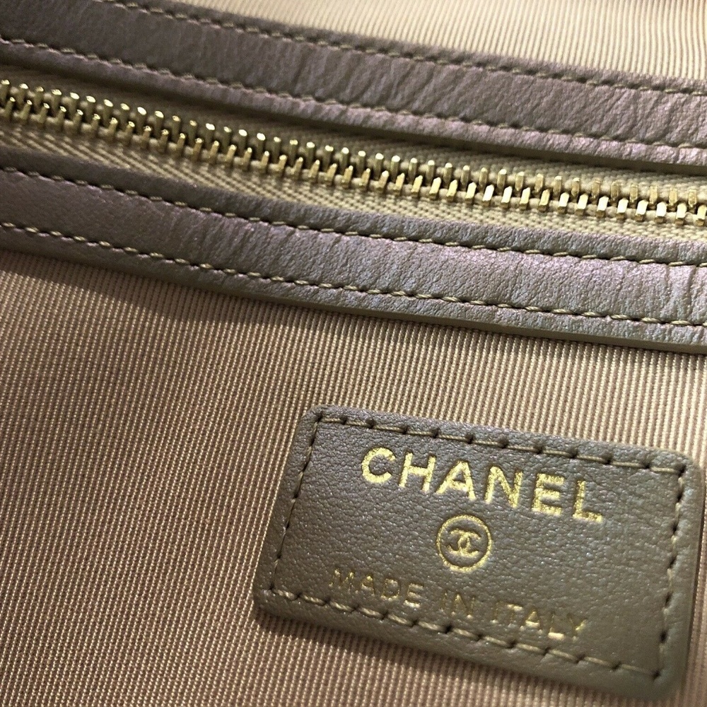 Authentic 19S new Chanel Medium O Case Pouch Pearl - Picture 7 of 8